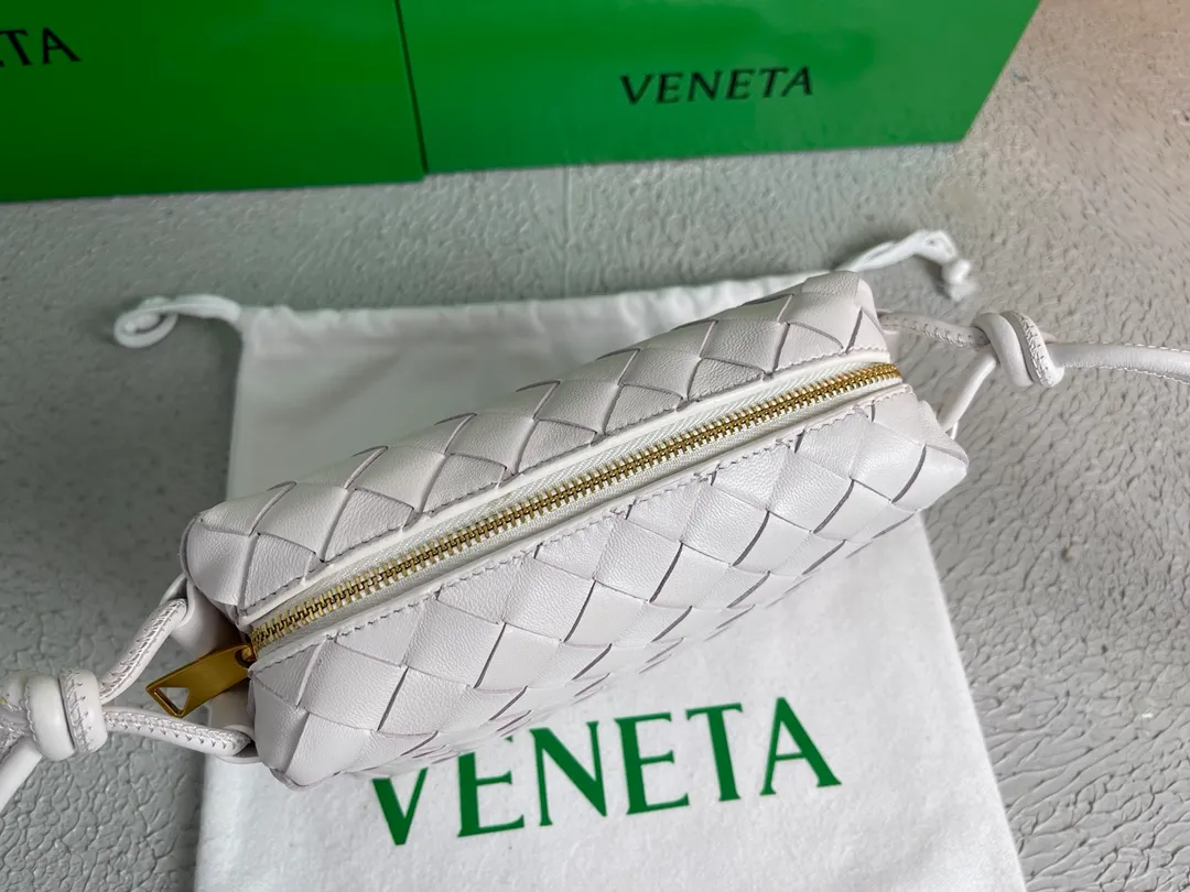 Batch 1160 BOTTEGA VENETA/Bottega 2021 new women's POUCH crossbody bag clutch, lntfecciato woven leather crossbody mini handbag, single internal open pocket, zipper closure, computer embroidered leather shoulder strap can be adjusted in length, model: 6684 Color: White Origin: Italy Size: 17*12*8
